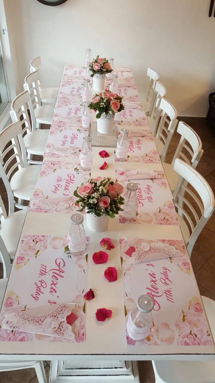 Mesa posta decorada com flores e jogos americanos personalizados