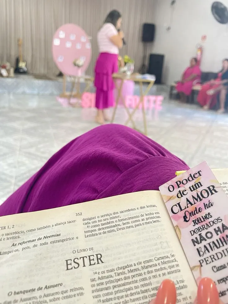 Encontro de mulheres com Bíblia aberta em Ester