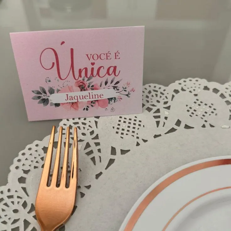 Cartão Você é Única personalizado sobre a mesa