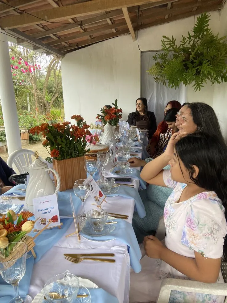Mulheres reunidas em chá da igreja ao ar livre